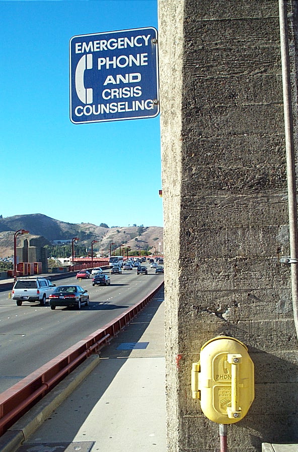 Телефон за помош и кризно советување. Фото: jasonsisk, на мостот Голден Гејт во Сан Франциско, 2002