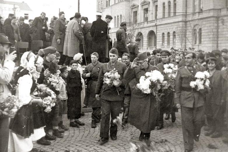 Методиј Андонов Ченто во средина, по ослободувањето на Скопје. Фото: Македонски национален архив, преку Википедија, 1 ноември 1944 г.
