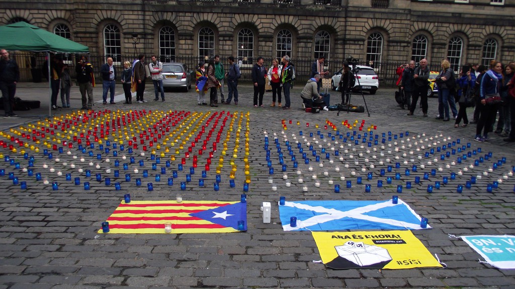 Каталонското и шкотското знаме поставени на плоштадот на кој се наоѓаше поранешниот шкотски Парламент, кој престана со работа пред 300 години (новиот е на друго место) вечерта кон крајот на гласањето за референдум. Фото: byronv2, 18 септември, 2014