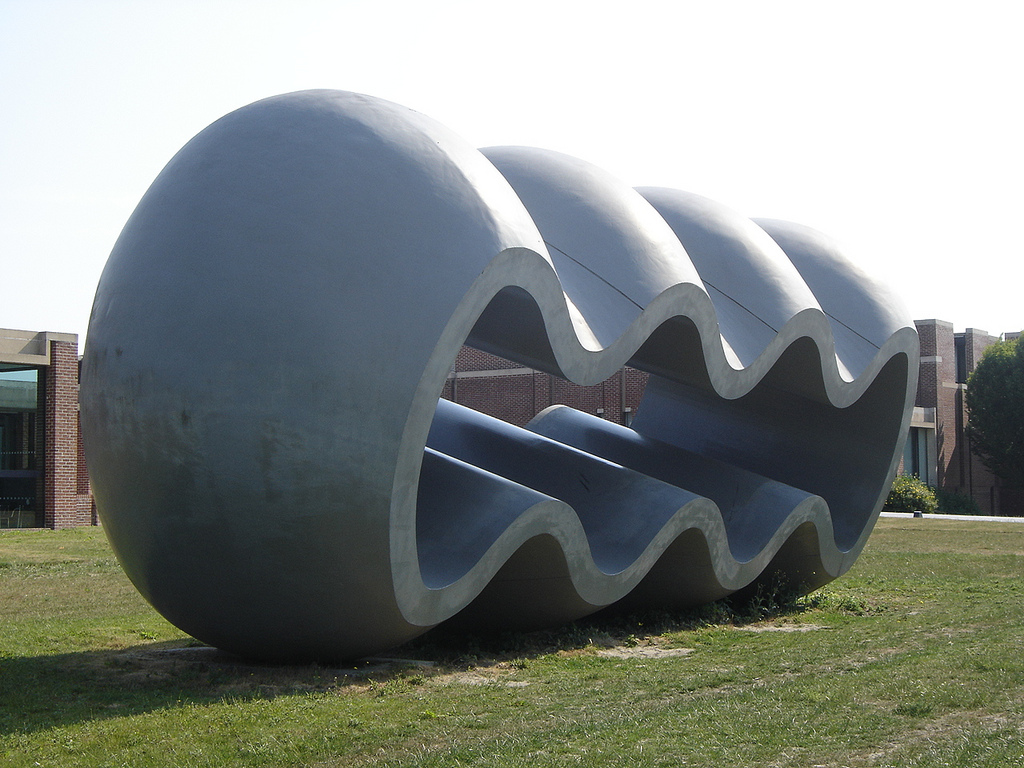 „Меѓу факт и фикција“ – голеma скулптура на Richard Daecon од 1992 година. Се наоѓа на зеленилото пред Musée d'art moderne во градот Villeneuve-d'Ascq во близина на регионалниот центар Lille (Лил) во северна Франција. Фото: harry nl, 2011