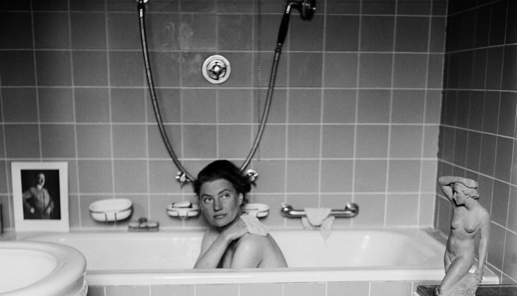 Ли Милер (Lee Miller) воен дописник од Втората светска војна. Овде снимена во во кадата на Хитлер, 1945. Не е јасно дали имала подобри услови за работа од сегашните дописници. Фото: Lee Miller Archives