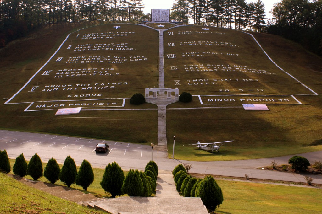 Најголемата презентација на 10-те Божји заповеди во Библискиот парк на Шумските полиња (Field of the Woods) во сојузната држава Сeверна Каролина, САД. Деветтата го забранува лажењето и лажното сведочење. Фото: Brent Moore, 2012
