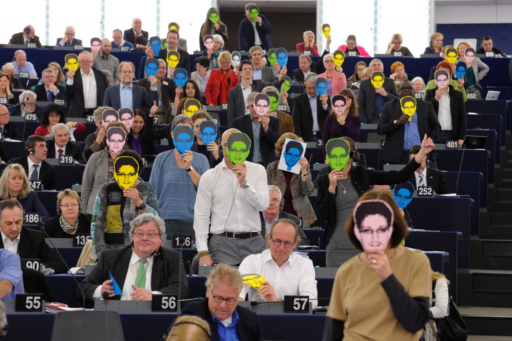 Протест на Зелените во Европскиот Парламент заради одбивањето на Сноуден да му се гарантира безбедноста за тој да може да дојде во Брисел и да се обрати пред европарламентарците. Фото:  greensefa, 2014