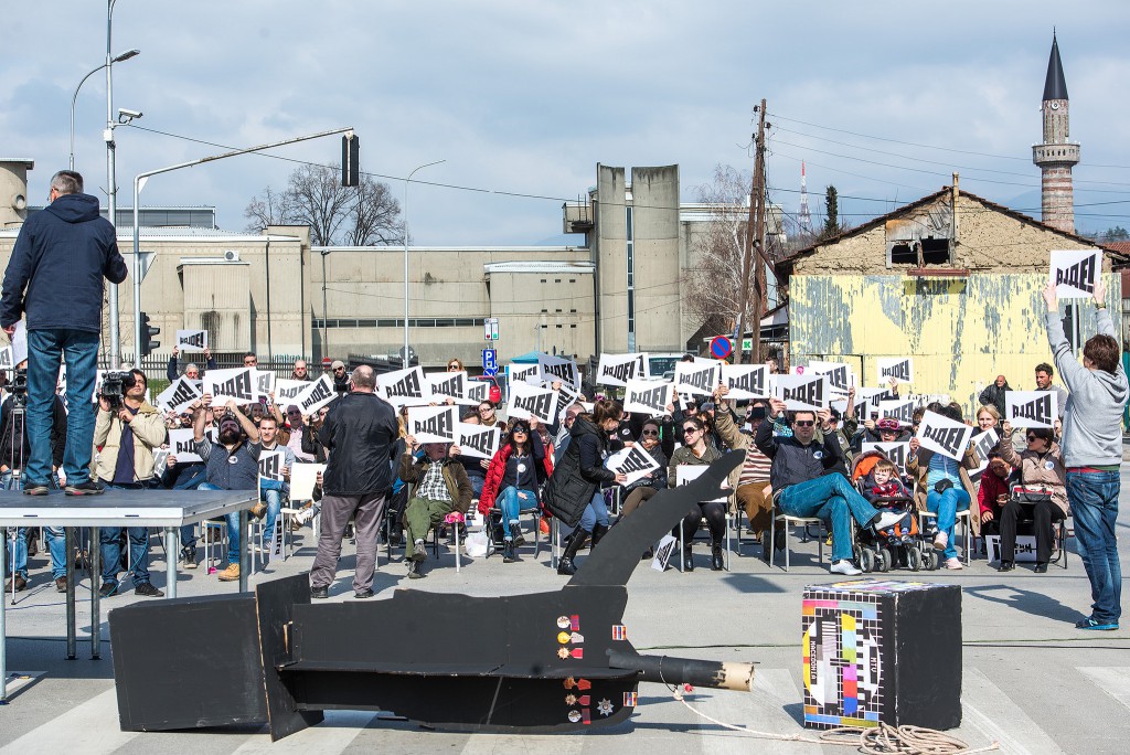 Протестот пред МРТ на Граѓанската платформа „Ајде“. Фото: ФОСИМ, 2015