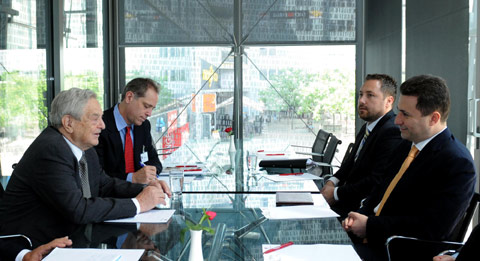 „Премиерот Никола Груевски се сретна со Џорџ Сорос, претседавач на Фондациите отворено општество“. Фото: Влада на РМ.