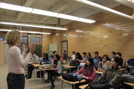 Час по медиумска писменост во средно училиште - Brooklyn Tech High School. Фото: The Lamp, April 2010
