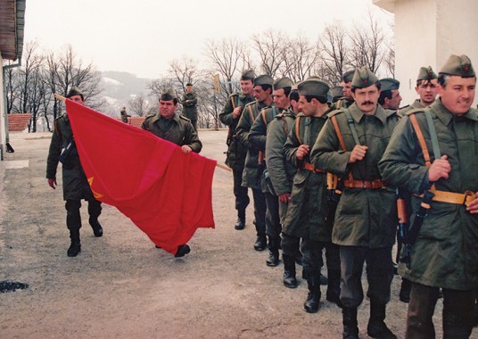 1991 - Ngritja e flamurit të Maqedonisë për herë të parë (Foto - Georgi Liçovski)