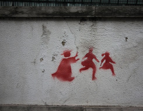 Фото: Графит од Лисабон кој прикажува злоставување на деца од страна на католички свештеник - Wikipedia.org