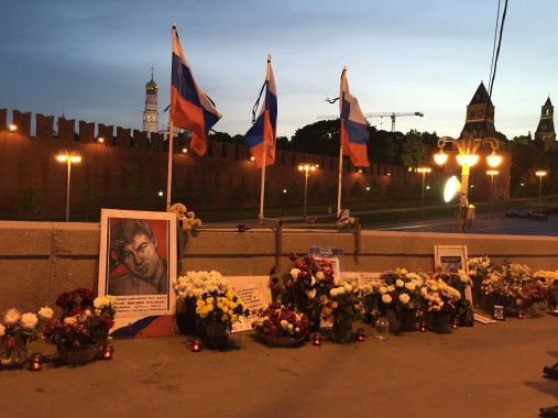 Цвеќиња поставени од минувачите на Големиот москворецки мост на местото на убиството на опозиционрот Борис Немцов. Фото: Б. Камчев
